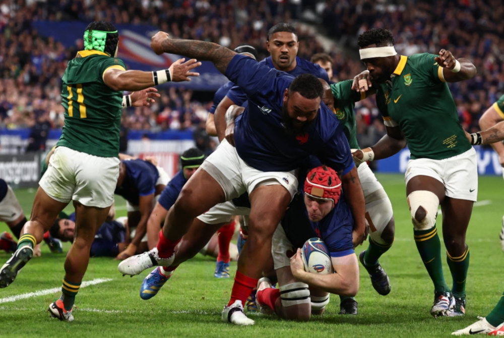 Tonggak Perancis, Thibaud Flament (kanan) dan Uini Atonio (kiri) cuba melepaskan diri daripada pemain Afrika Selatan semasa perlawanan suku akhir Piala Dunia Ragbi Perancis 2023 di Stade de France, Saint-Denis. - Foto AFP