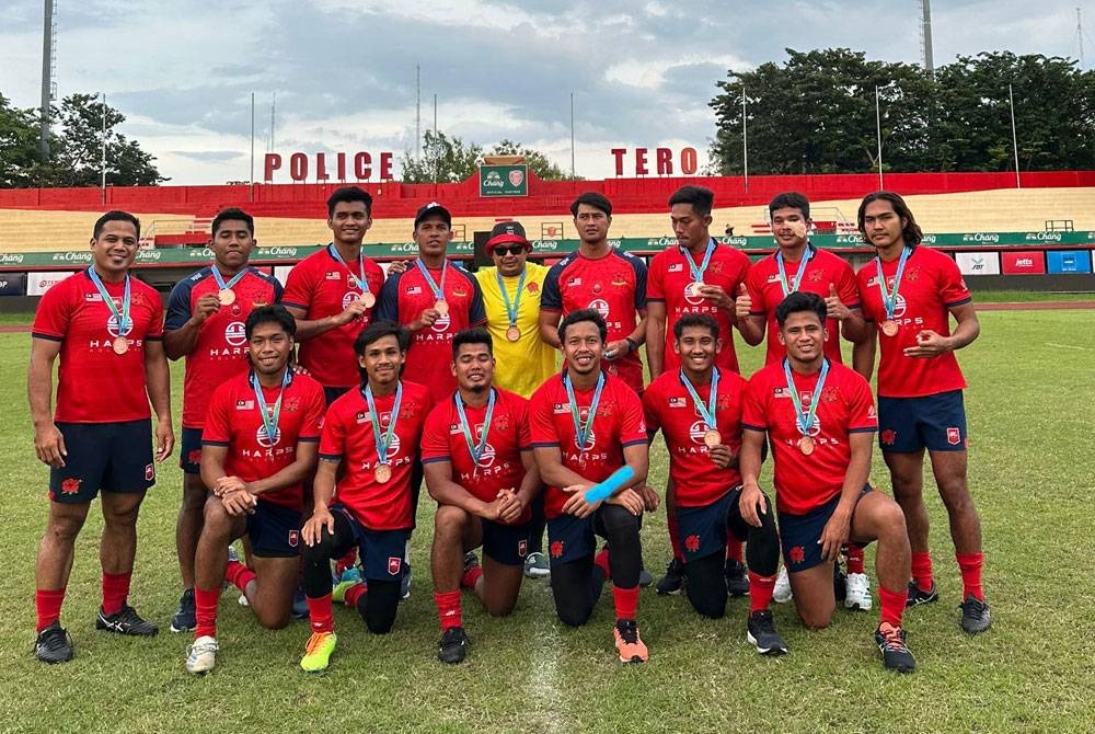 Nik Safuan Ismade bersama barisan pemain Bunga Raya 7s yang menduduki tempat ketiga Pusingan Kedua Siri Ragbi 7s Asia di Thailand.