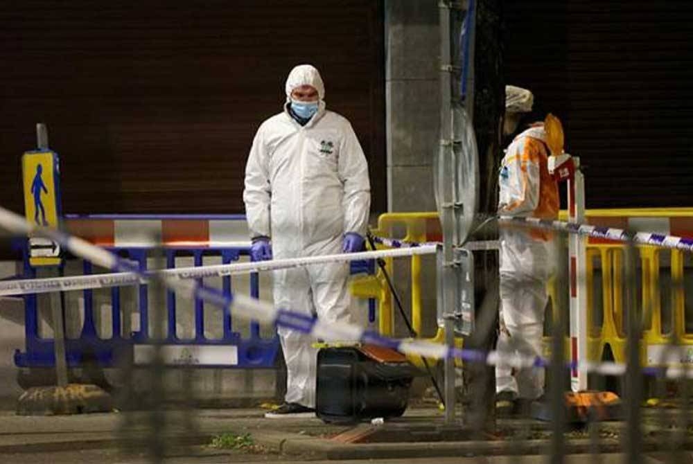 Anggota pasukan keselamatan mengawal keadaan keselamatan di kawasan berlaku tembakan di Brussels, Belgium, pada Isnin. - Foto Reuters