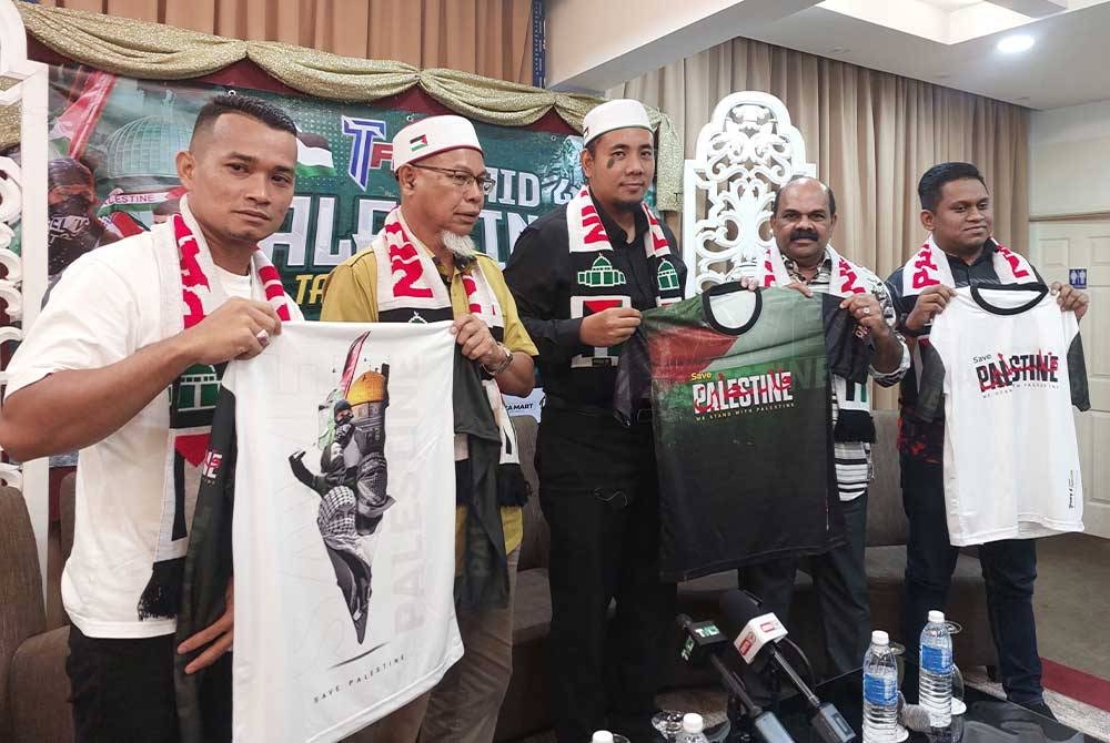 Najmi (dua dari kanan) ketika pelancaran baju T-Fight x Save Palestine.