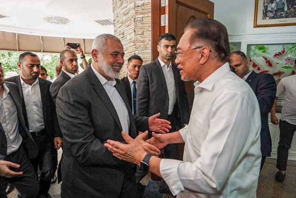 Anwar ketika menerima kunjungan daripada Ismail Haniyeh dan delegasi pada Januari 2020 yang lalu. - Foto FB Anwar Ibrahim