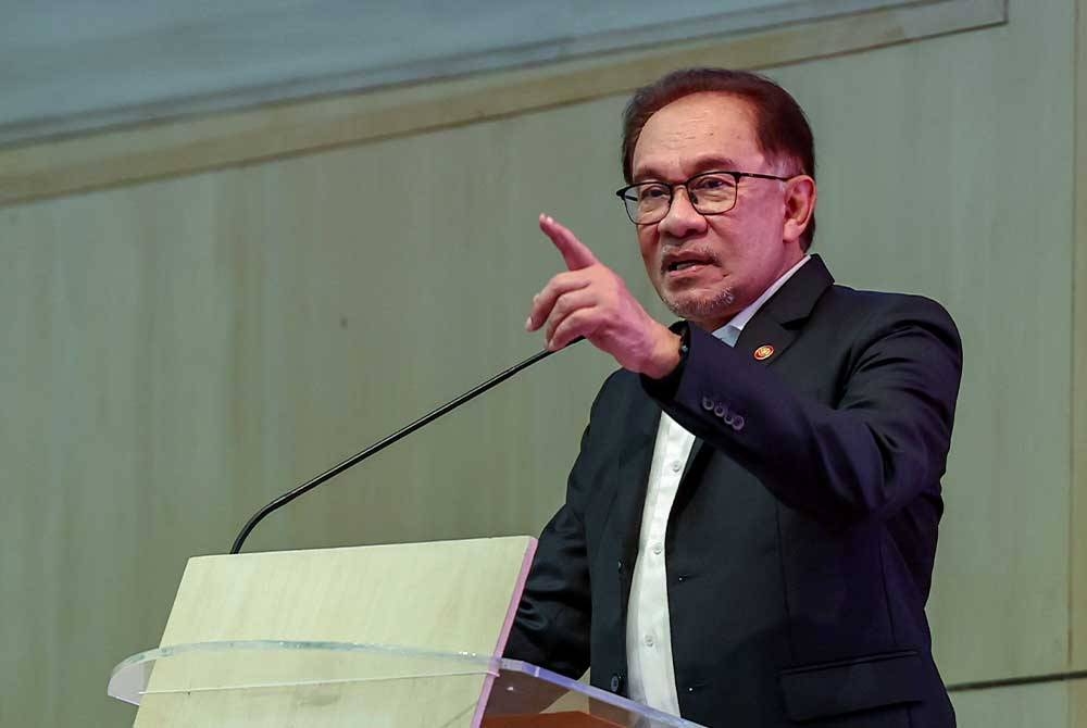 Anwar menyampaikan ucapan kepada warga Kementerian Kewangan pada majlis Perhimpunan Warga Kementerian Kewangan pada Selasa. - Foto: Bernama