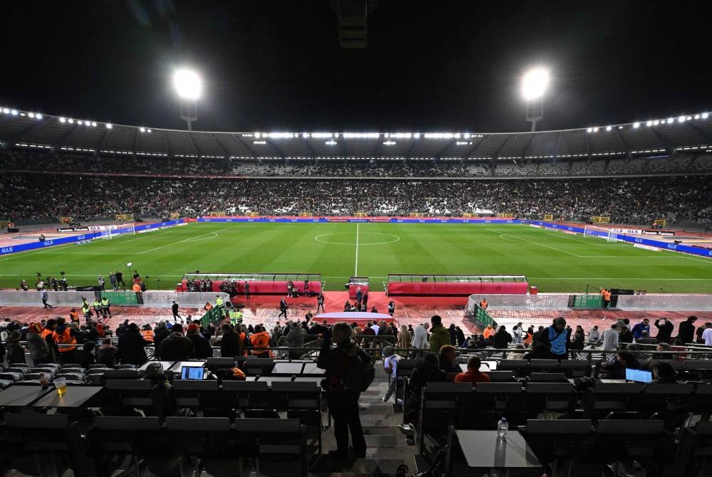 Suasana di Stadium King Baudouin ketika aksi Belgium dengan Sweden dihentikan susulan faktor keselamatan selepas dua warga Sweden maut ditembak dalam satu serangan di Brussels awal pagi Selasa. - Foto AFP