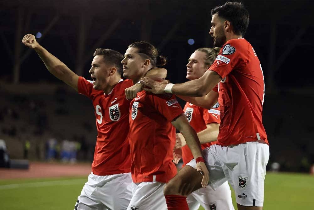 Sabitzer (kiri) menyumbat gol tunggal untuk membantu Austria meraih slot Euro 2024 di Jerman tahun depan. Foto AFP