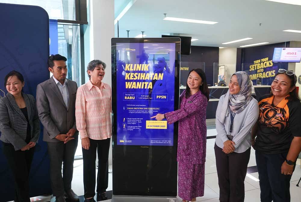 Hannah (tiga dari kanan) ketika melawat perkhidmatan Klinik Kesihatan Wanita di ISN Bukit Jalil pada Selasa. - Foto Bernama