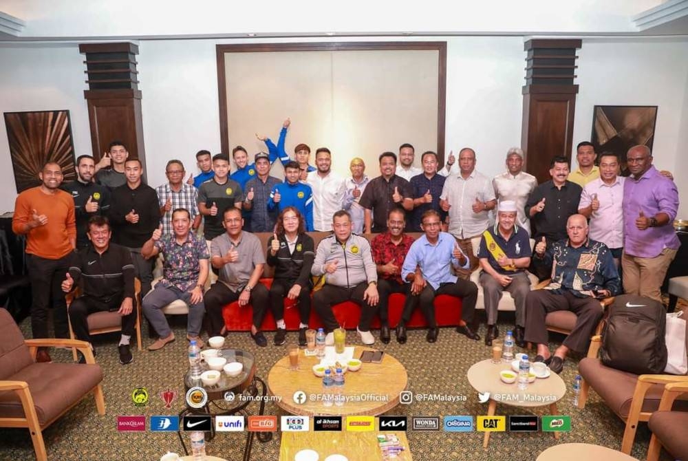 Perjumpaan antara FAM dan legenda negara berlangsung di hotel penginapan skuad Harimau Malaya pada Isnin.