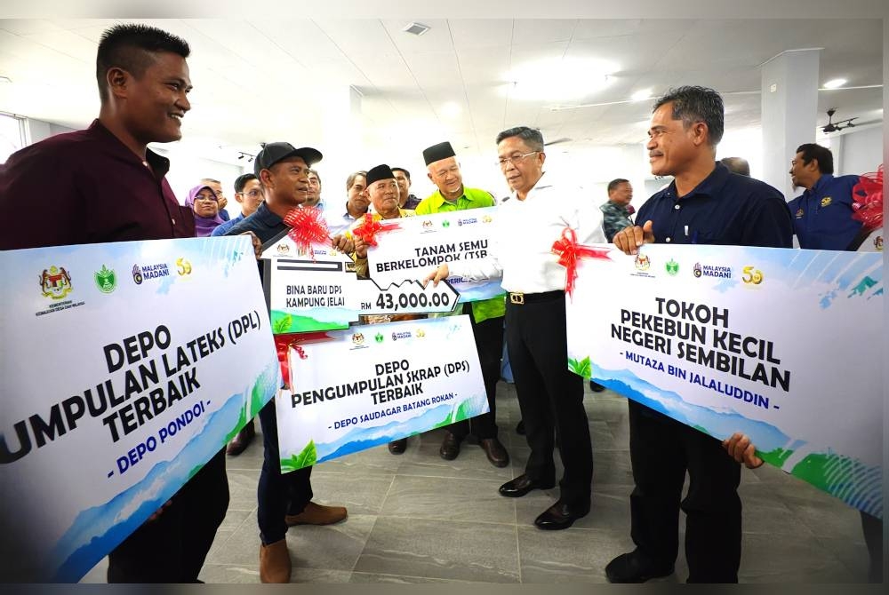 Jalaluddin (dua dari kanan) beramah mesra dengan penerima Anugerah Pekebun Kecil.