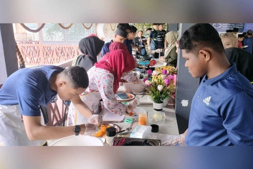 Peserta Projek Master Chef sedang menyiapkan tugasan masing-masing iaitu menyediakan hidangan masakan barat.