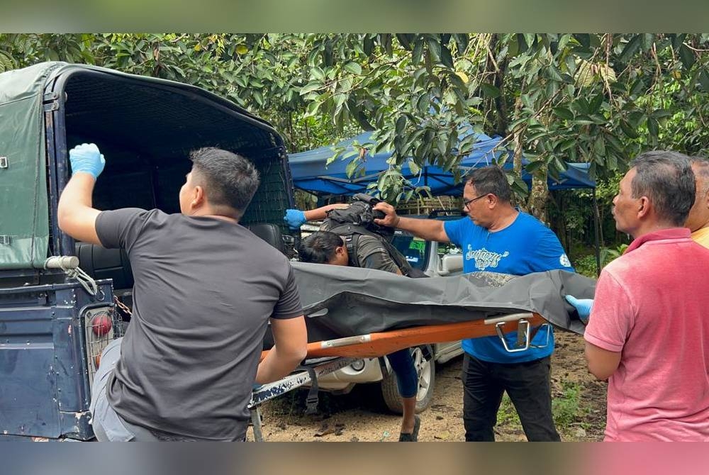 Polis mengangkat mayat mangsa yang dipercayai terlibat dalam kejadian bunuh di Kampung Melor Lama.