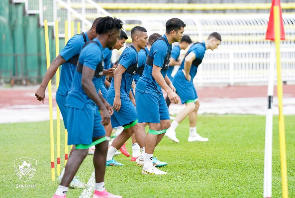 Pemain KDA FC giat menjalani latihan di Stadium Darul Aman. - Foto Facebook KDA FC