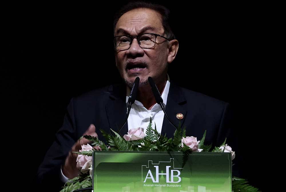 Anwar berucap pada majlis pelancaran Unit Tambahan Dana Amanah Hartanah Bumiputera, pada Selasa. - Foto Bernama