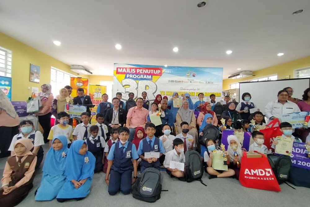 Khairudin (duduk, tiga dari kiri) bersama penganjur dan pelajar yang hadir ke Majlis Penutupan Program 3R @ Perpustakaan Awam Dato&#039; Seri Husni, Chemor di sini anjuran bersama Mimbar Nusantara Holding dan Perbadanan Perpustakaan Awam Negeri Perak pada Selasa.