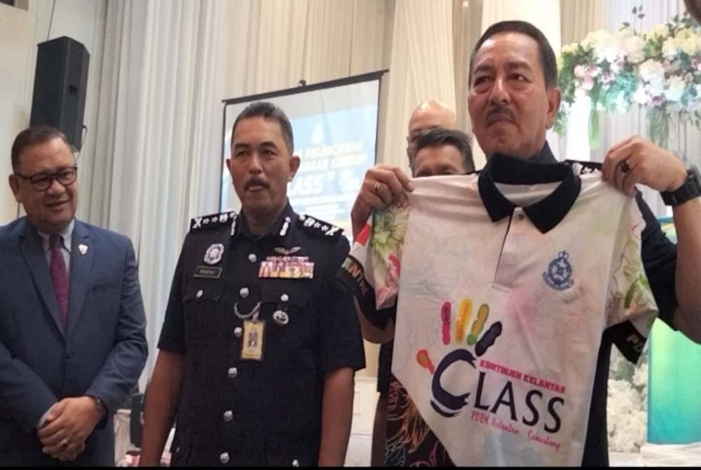 Muhamad Zaki menunjukkan kemeja T Class sempena Pelancaran Konsep Class Kontinjen Kelantan pada Selasa.