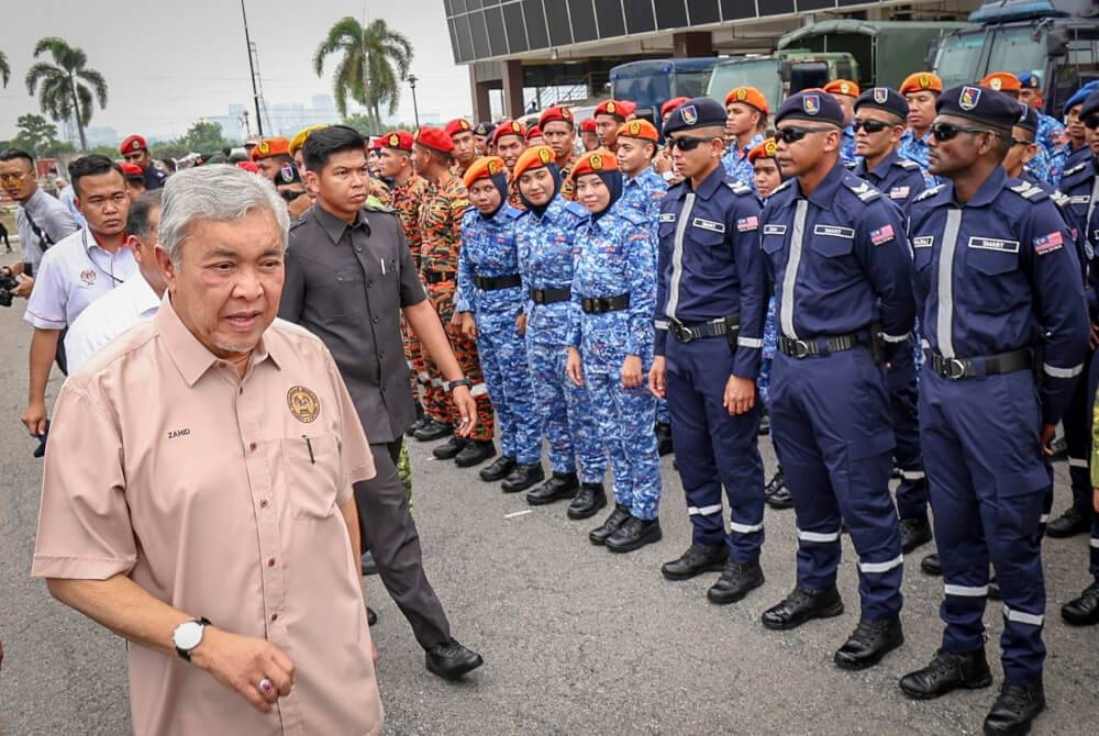 Timbalan Perdana Menteri, Datuk Seri Dr Ahmad Zahid Hamidi (kiri) bersama anggota pasukan penyelamat pada perasmian Bulan Kesiapsiagaan Nasional 2023 di Markas Pasukan Mencari dan Menyelamat Khas Malaysia (SMART) dan Agensi Pengurusan Bencana Negara Jabatan Perdana Menteri pada Selasa. - Foto Bernama