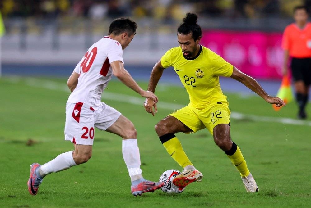 Pemain Malaysia, Corbing Ong (kanan) diasak pemain Tajikistan Shukurov Alisher (kiri) pada perlawanan Akhir Pestabola Merdeka 2023 di Stadium Nasional Bukit Jalil (SNBJ) malam Selasa. - Foto Bernama