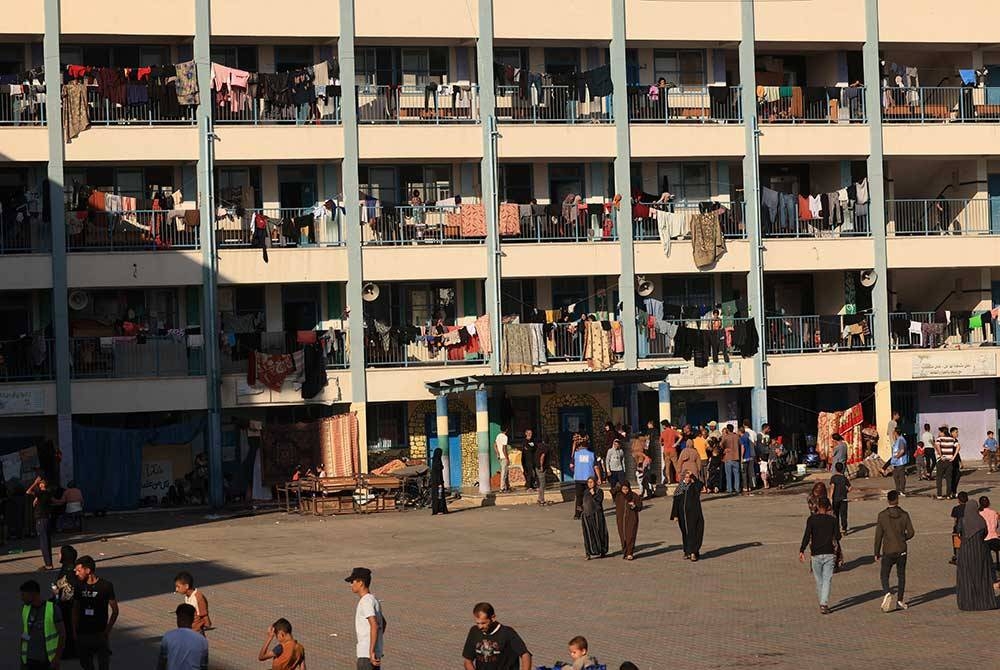 Penduduk Palestin berlindung di sekolah kendalian Pertubuhan Bangsa-Bangsa Bersatu (PBB) di Khan Yunis, selatan Genting Gaza.