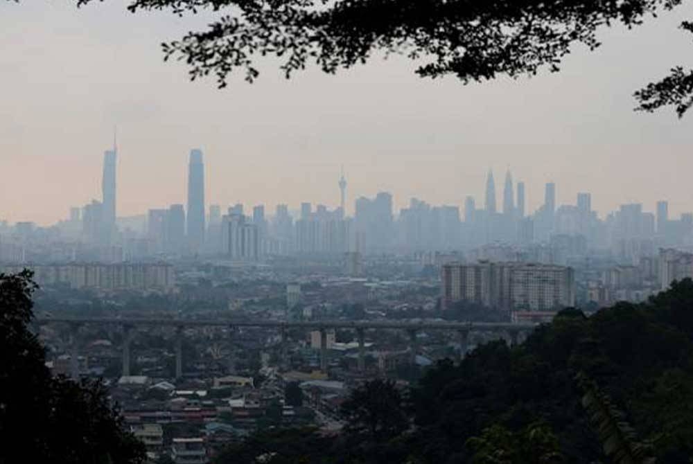 Sejumlah 54 kawasan mencatatkan bacaan sederhana termasuk Shah Alam dan Petaling Jaya di Selangor. - Foto Bernama