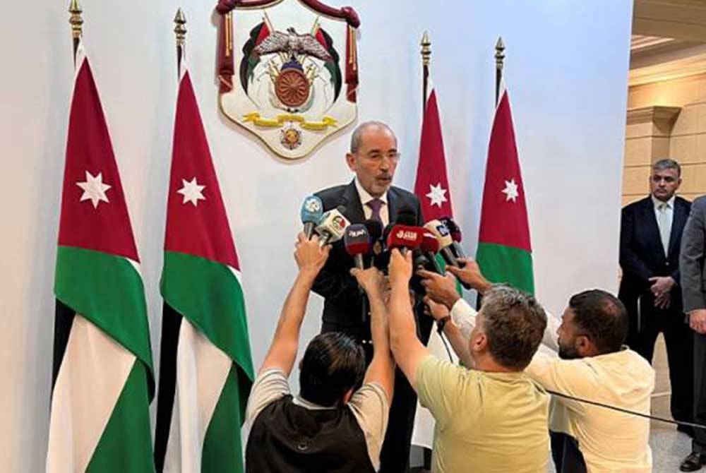 Ayman Safadi ketika bertemu dengan pemberita di Amman. - Foto Reuters