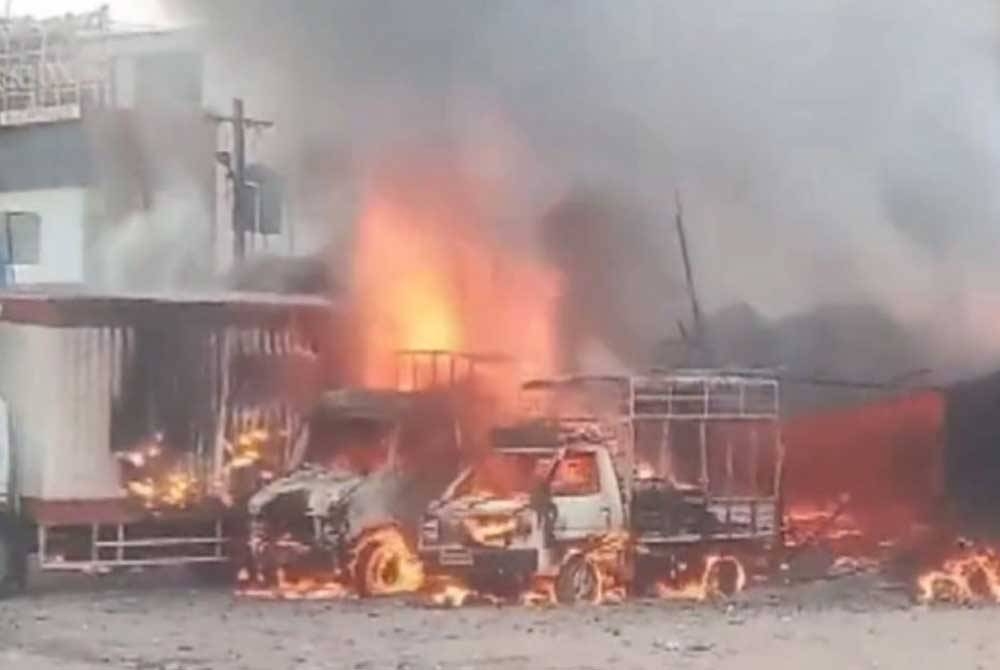 Sekurang-kurangnya 14 orang terbunuh dalam letupan di dua kilang membuat mercun di Tamil Nadu, India pada Selasa. - Foto Agensi