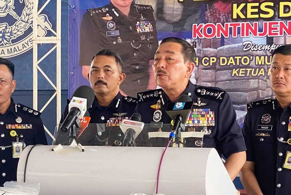 Muhamad Zaki (dua dari kanan) semasa sidang akhbar di Ibu Pejabat Polis Kontinjen (IPK) Kelantan, Kota Bharu pada Rabu.