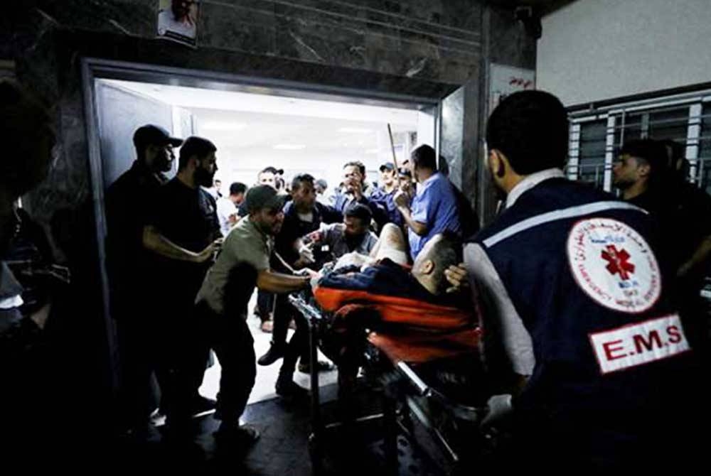 Mangsa yang cedera susulan serangan bom ke atas Hospital Al-Ahli al-Arabi dibawa ke Hospital Shifa di Gaza. - Foto Reuters