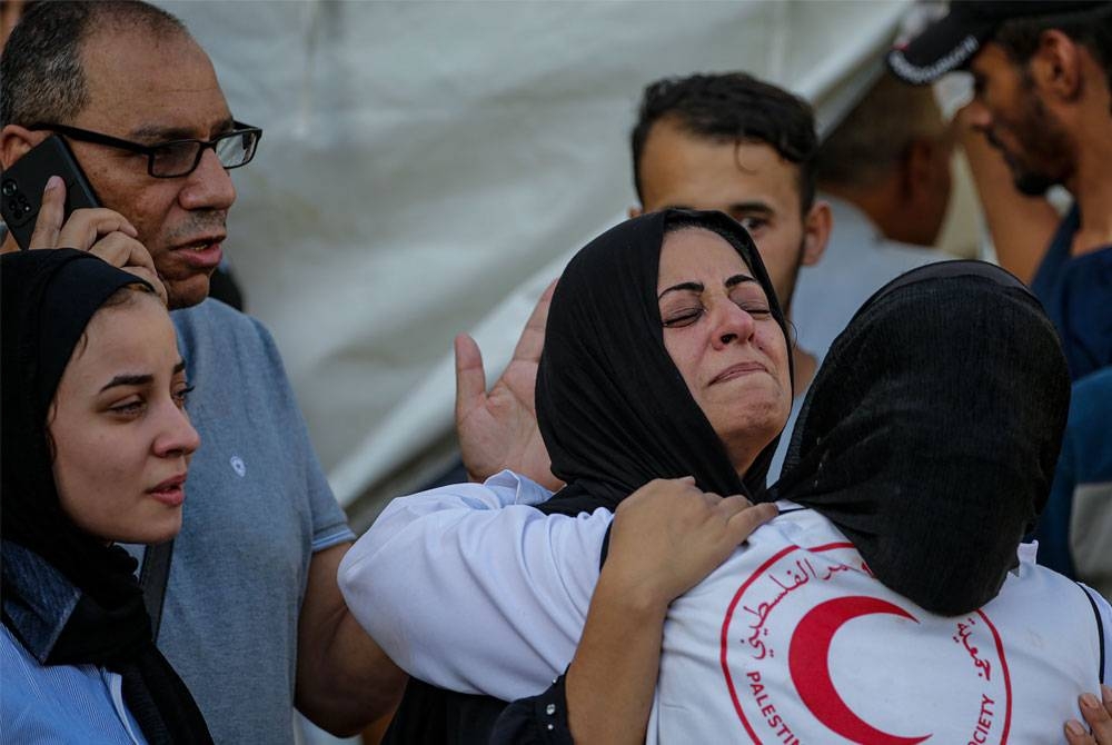 Suasana sedih di Hospital Al Shifa susulan pengeboman di Hospital Al-Ahli Baptist di Gaza pada Selasa yang mengorbankan ratusan nyawa. - Foto EPA