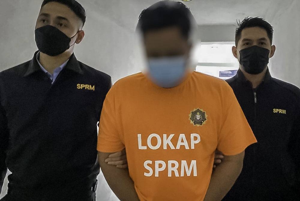 Seorang pengarah syarikat (tengah) direman empat hari di Mahkamah Majistret Shah Alam pada Rabu.