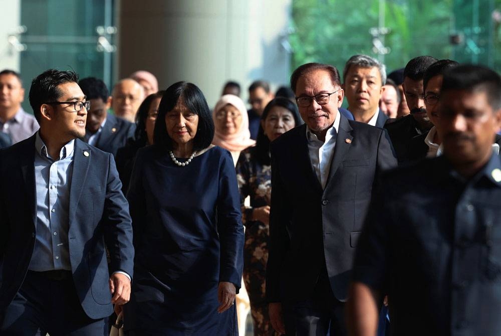 Anwar ketika menghadiri Simposium The Path Towards Greater Prosperity for Malaysia yang dianjurkan oleh UM di Pusat Konvensyen Antarabangsa Putrajaya di Putrajaya pada Rabu. - Foto Bernama