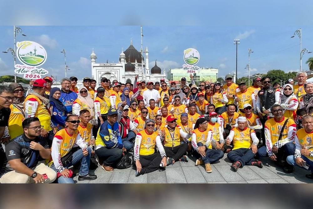 Sanusi (tengah) bergambar bersama sebahagian daripada 530 peserta Winger Camaraderie Ride (WCR) di Dataran Medan Bandar sebelum menjelajah ke lokasi pelancongan di sekitar Alor Setar.