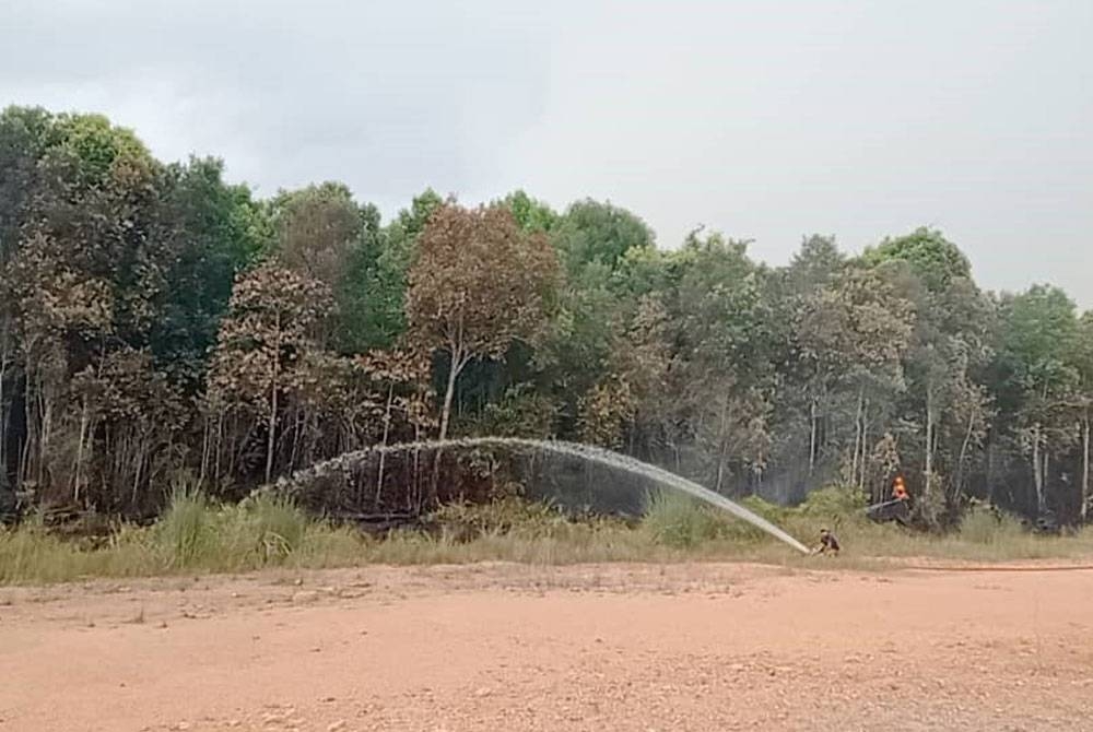 Anggota bomba melakukan operasi memadam kebakaran hutan di kawasan Bypass Sebana Cove-Punggai, Kota Tinggi, pada Rabu.