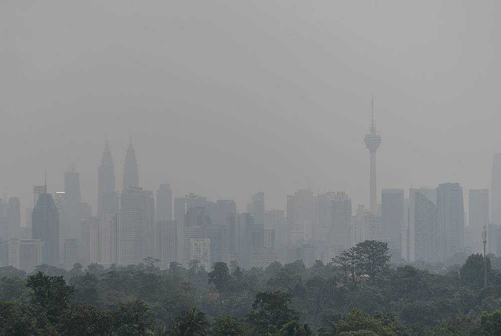 Pemandangan di sekitar ibu kota pada 1 tengah hari pada Rabu. - Foto: Bernama