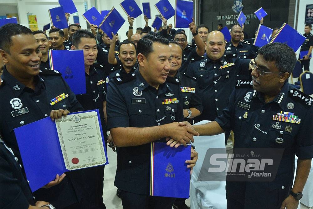 Allaudeen (kanan) beramah mesra bersama beberapa pegawai kanan polis ketika Majlis Pemakaian Pangkat Pegawai Kanan di Ibu Pejabat Polis Kontinjen Kuala Lumpur di sini pada Rabu. - Foto Sinar Harian/Asril Aswandi Shukor