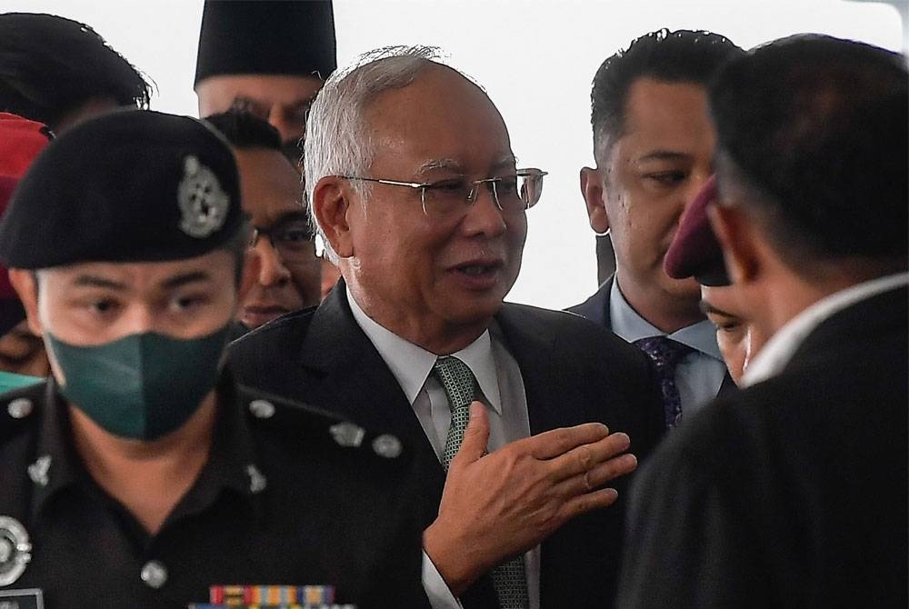 Najib (tengah) hadir bagi perbicaraan kes 1MBD di Mahkamah Tinggi pada Rabu. - Foto Bernama