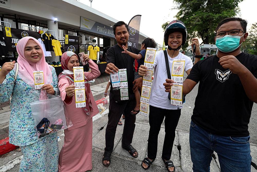 Penyokong Perak FC hadir membeli tiket perlawanan aksi separuh akhir pertama Piala Malaysia 2023 di antara Perak FC dan Johor Darul Ta&#039;zim (JDT) ketika tinjauan foto Bernama di Stadium Perak pada Rabu.