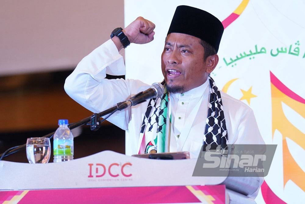 Ahmad Fadhli berucap pada Majlis Perasmian Muktamar Dewan Pemuda Pas Malaysia di IDCC Shah Alam pada Rabu. Foto Sinar Harian / MOHD HALIM ABDUL WAHID.