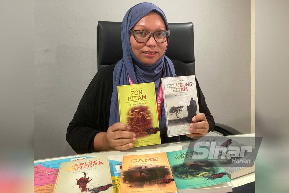 Firdaus bersama buku terbitan Siri Gerbang Puaka.