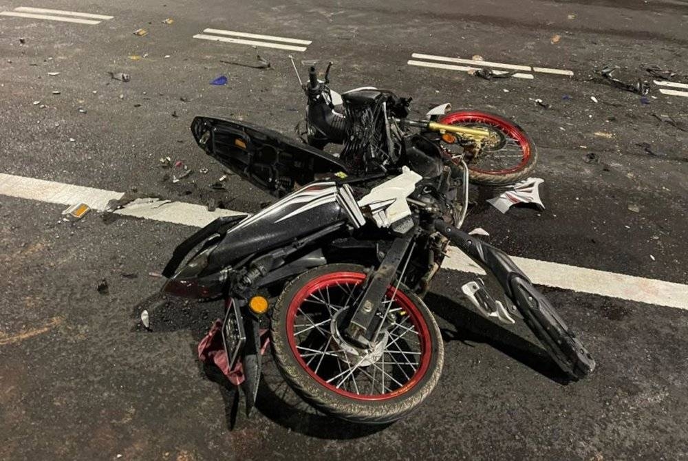 Keadaan salah sebuah motosikal mangsa yang terbabit kemalangan di Kilometer 59, Jalan Kota Tinggi-Kluang, dekat Felda Ulu Penggeli, pada malam Rabu.