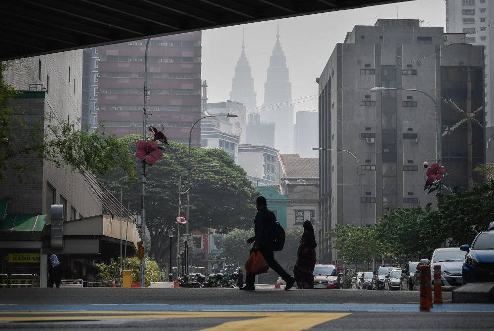 Pemandangan berjerebu di bangunan pencakar langit dan kawasan sekitar Kuala Lumpur ketika tinjauan pada Rabu. - Foto Bernama