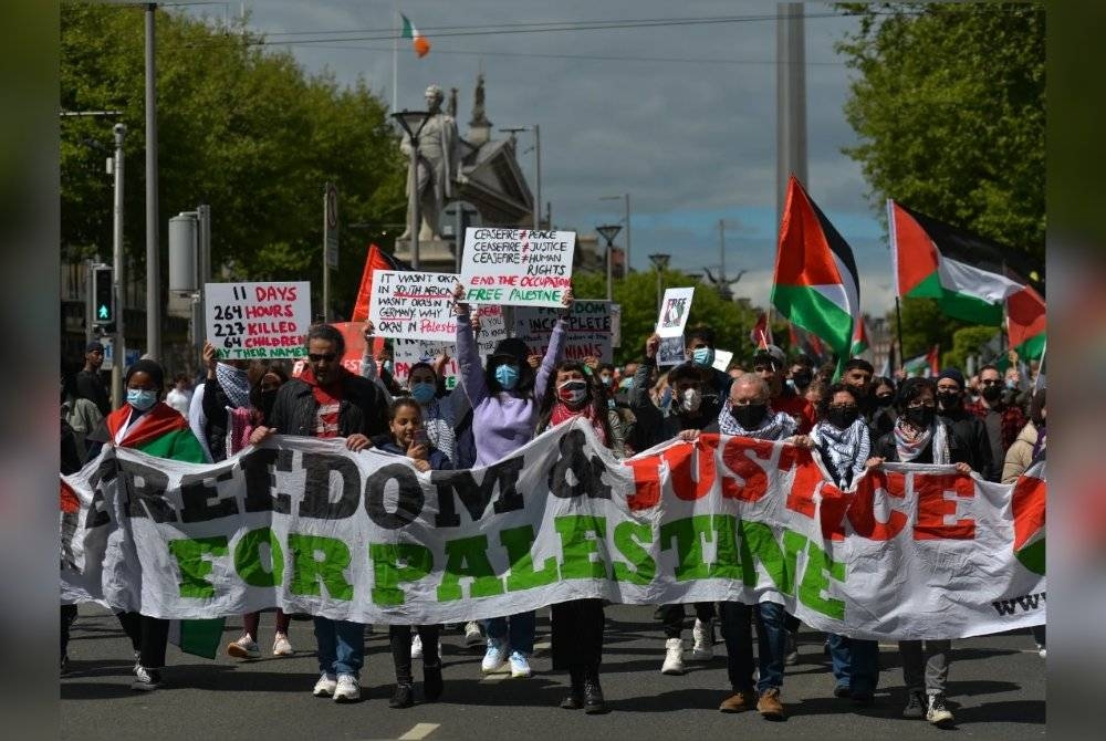 Aktivis pro-Palestin berarak di Dublin menuntut penindasan Israel di wilayah itu dihentikan. - Foto Agensi