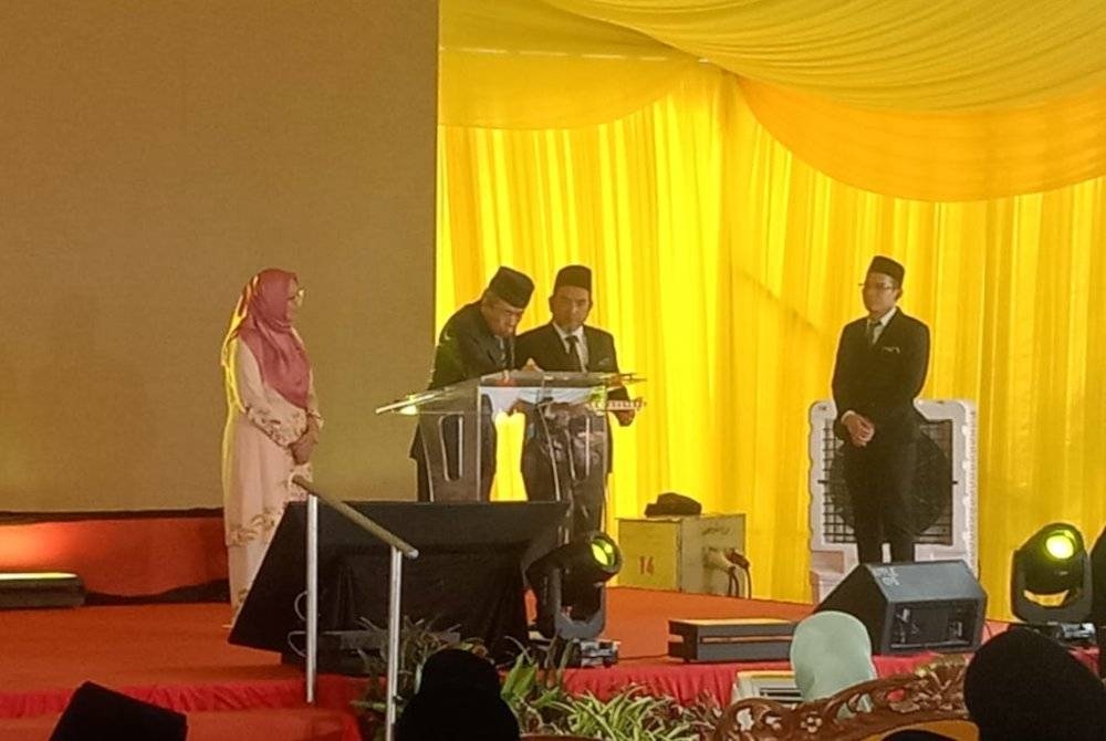 Sultan Sharafuddin (dua dari kiri) berkenan merasmikan Hari Terbuka IMR Institut Kesihatan Negara di Setia Alam.