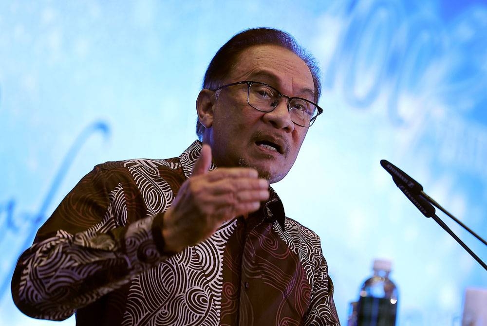 Anwar berucap pada Majlis Makan Malam sempena Sambutan 100 Tahun AmanahRaya di Bukit Kiara malam ini. - Foto Bernama