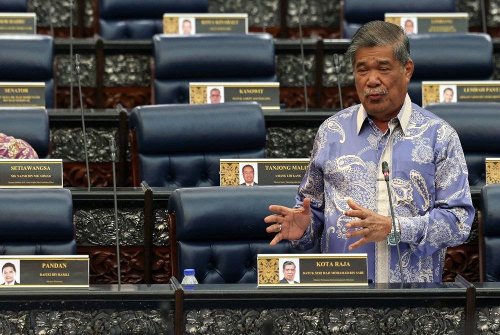 Mohamad ketika menjawab soalan pada sesi Waktu Pertanyaan-Pertanyaan Menteri di Dewan Rakyat hari ini. - Foto Bernama