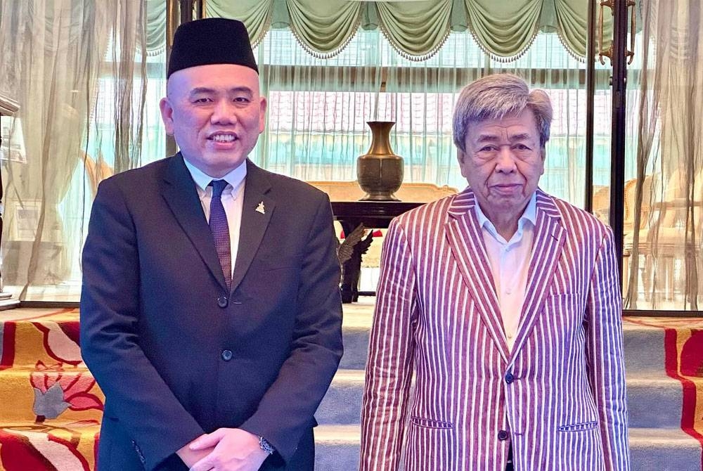 Sultan Sharafuddin berkenan menerima menghadap Speaker Dewan Negeri Selangor yang baharu, Lau Weng San di Istana Bukit Kayangan. - Gambar FB Royal Selangor Office