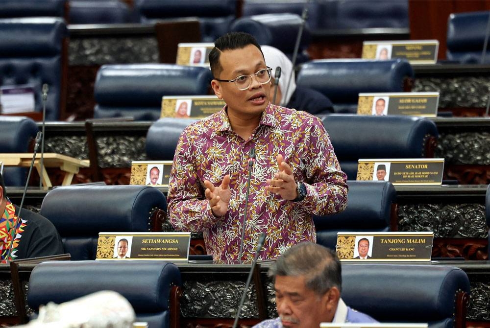 Nik Nazmi ketika menjawab soalan pada sesi Waktu Pertanyaan-Pertanyaan Menteri di Dewan Rakyat hari ini. - Foto Bernama