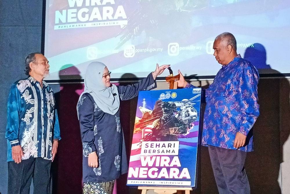 Khairudin (kanan) ketika menyempurnakan gimik perasmian program Sehari Bersama Wira Negara anjuran Perbadanan Perpustakaan Awam Negeri Perak di Pusat Konvensyen Casuarina Meru pada Khamis.