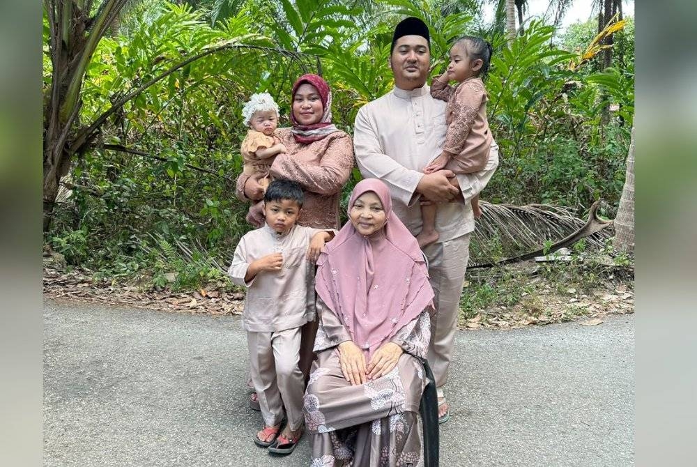 Gambar kenangan keluarga Nik Nurul Shazelin bersama Allahyarham ibunya (duduk).