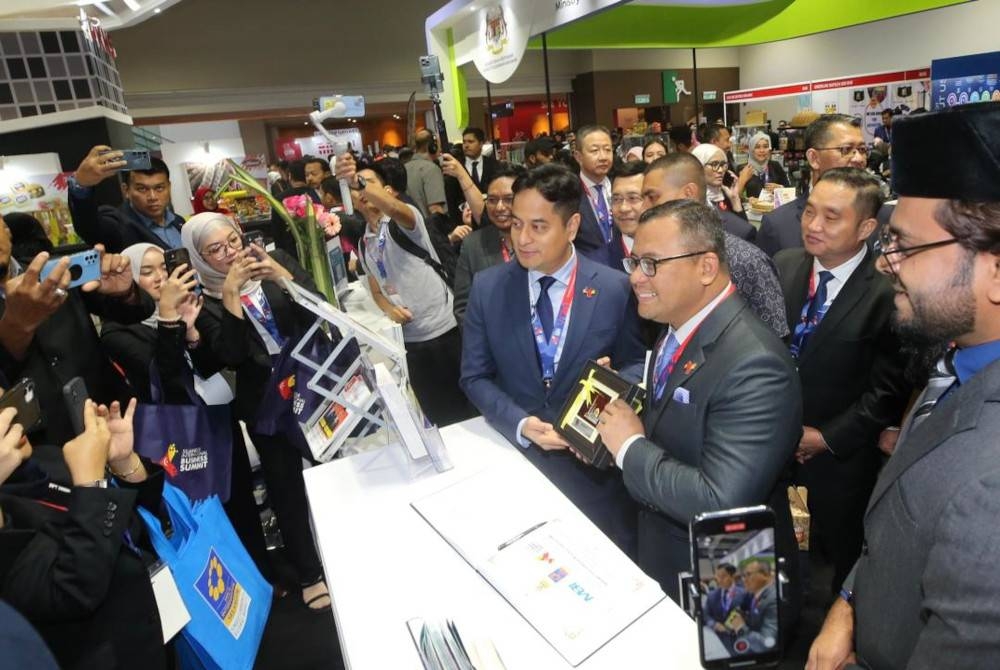 Amirudin meninjau ruang pameran yang terdapat di SIBS 2023 yang bakal berlangsung hingga Ahad ini.