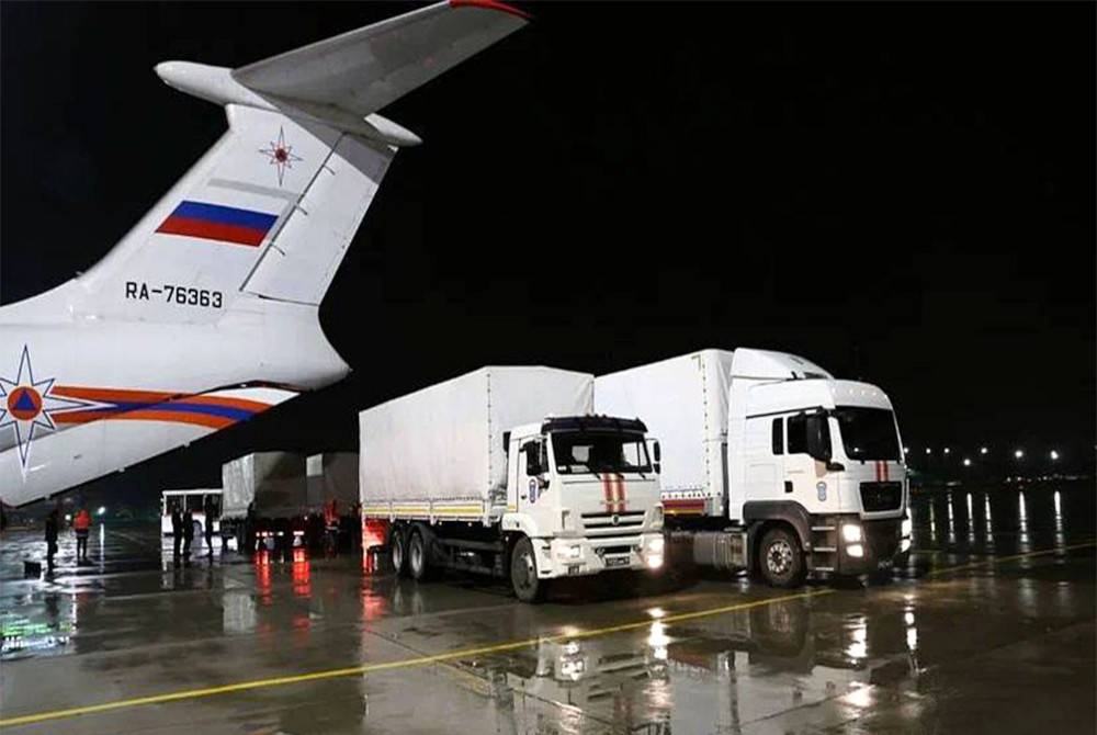 Sebuah pesawat khas membawa tepung, gula, beras dan pasta, berlepas dari Moscow ke lapangan terbang El-Arish di Semenanjung Sinai Mesir. - Foto Kementerian Kecemasan Rusia