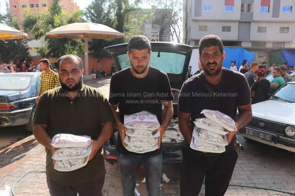  Sukarelawan iReach menunjukkan bantuan makanan yang selamat tiba di lokasi perlindungan pelarian di Gaza City.