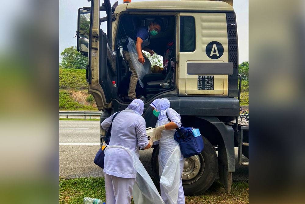 Dr Alpha (tengah) bersama petugas yang terbabit dalam kejadian wanita melahirkan bayi dalam treler. - Foto @alepzaki